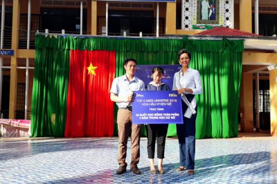 H’ Hen Niê top 5 hoa hậu hoàn vũ thế giới 2018 về thăm trường và trao học bổng toàn phần cho các em học sinh